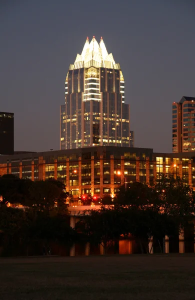Центр міста вночі Austin, Техас — стокове фото