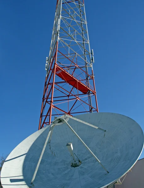 Δορυφορικό πιάτο και Ραδιο πύργος — Φωτογραφία Αρχείου