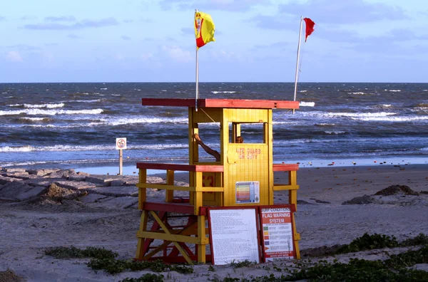 Plavčík stanice nebo stojí na pláži — Stock fotografie