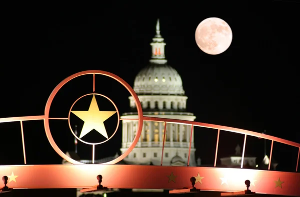 Stjärnan i texas och state capitol building — Stockfoto