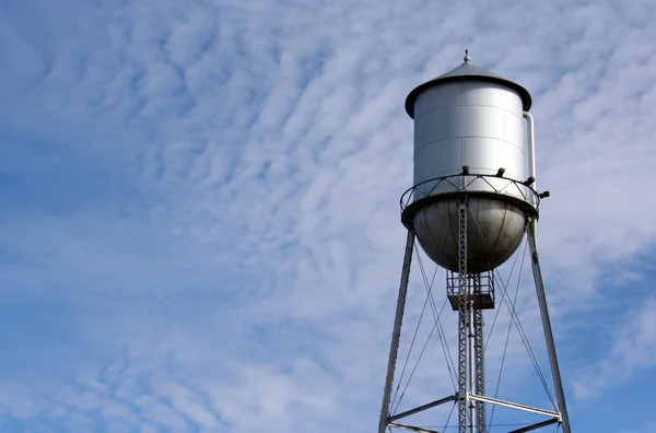 Watertoren op een bewolkte hemel Stockfoto