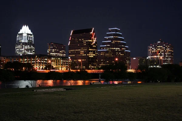 Downtown austin, texas in nacht Stockafbeelding