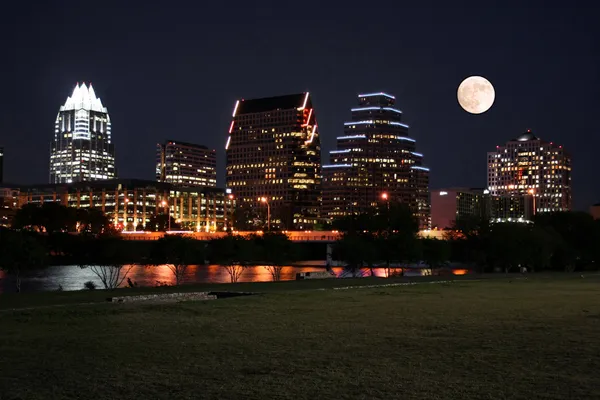 市中心 Austin，德克萨斯州在晚上与月亮 图库图片