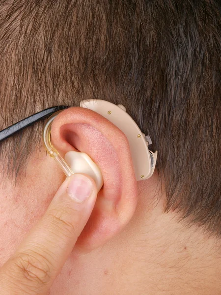 Φορώντας το ακουστικό βαρηκοΐας — Φωτογραφία Αρχείου