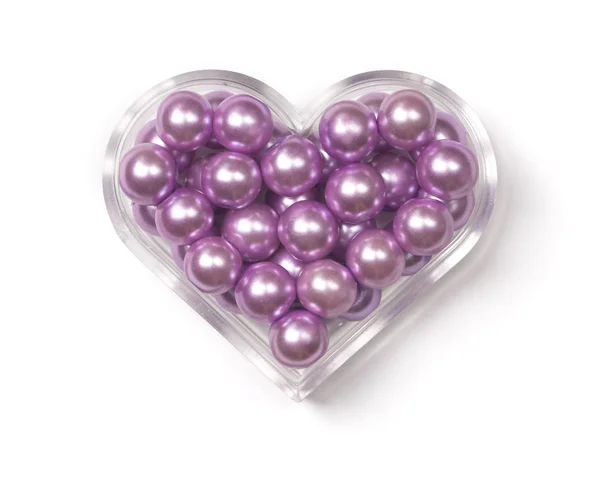 Herzförmige Schachtel mit rosa Perlen — Stockfoto