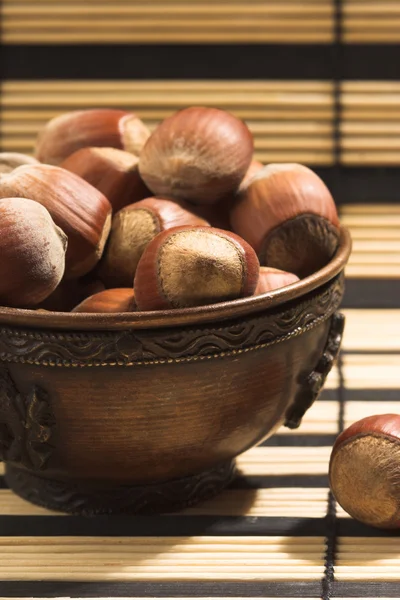 Hasselnötter i en kopp — Stockfoto