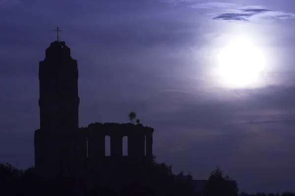 Hemsökt gamla kyrkan ruinerna i natten — Stockfoto