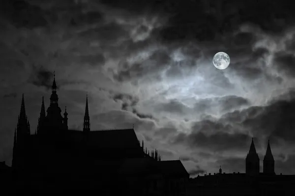 Volle maan over transilvania — Stockfoto