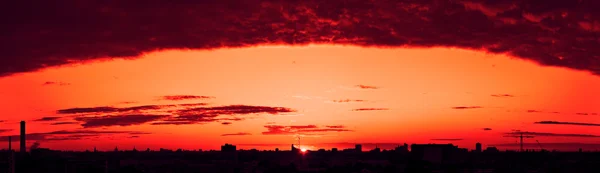 Закат над городом — стоковое фото