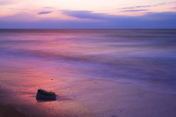 Море и скала — стоковое фото