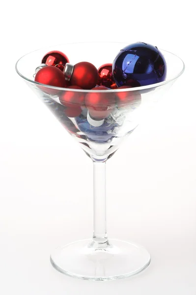Martini Glas mit Christbaumkugeln — Stockfoto