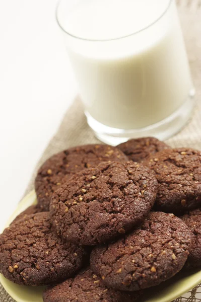 Biscuiți de ciocolată și un pahar de lapte — Fotografie, imagine de stoc