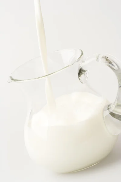 Melk wordt gegoten — Stockfoto