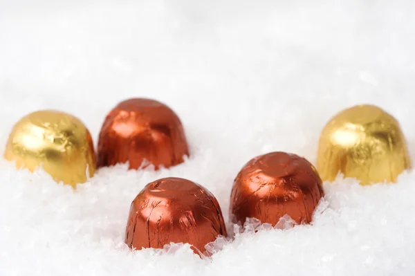 在雪地里的糖果 — 图库照片