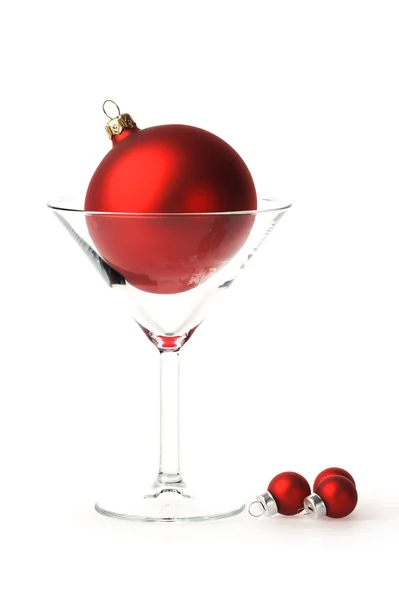 Martiniglas med stora röda Julgranskula — Stockfoto