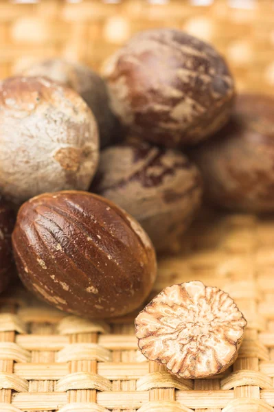 Muskotnötter i stacken — Stockfoto