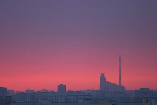 Pôr do sol crepúsculo sobre a cidade — Fotografia de Stock