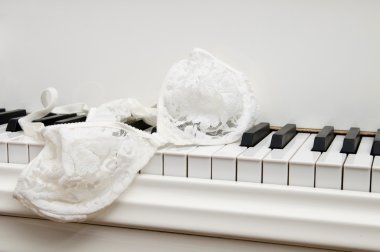 piyano ve dantel