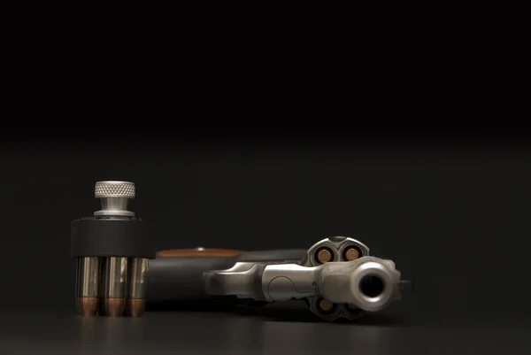 Револьвер из нержавеющей стали .375 Magnum . — стоковое фото