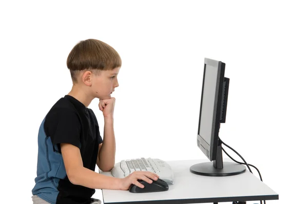 自分のコンピューター上の少年 — ストック写真
