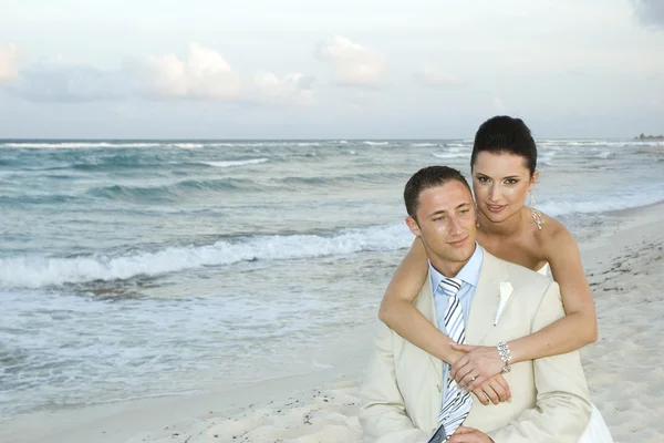Caribisch strand bruiloft - bruid en groo — Stockfoto