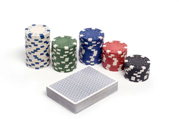 Baraja de cartas con fichas de póquer de colores . — Foto de Stock