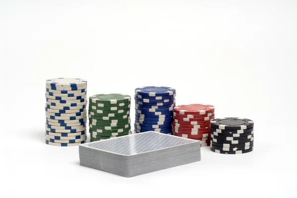 Deck de cartas com fichas de poker coloridas . — Fotografia de Stock