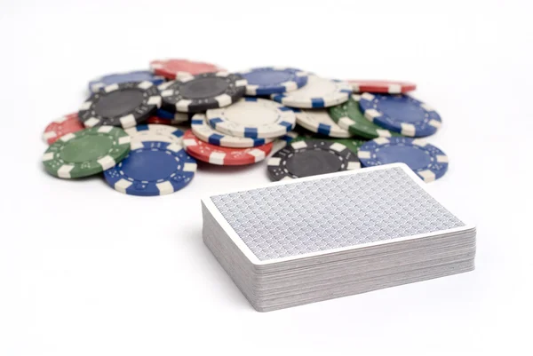 Deck de cartas com fichas de poker coloridas . — Fotografia de Stock