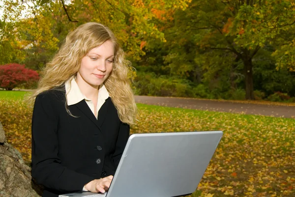 Γυναίκες με φορητό υπολογιστή που σπουδάζουν στο πάρκο μου — Φωτογραφία Αρχείου