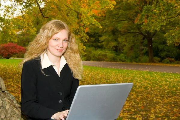 Női laptop tanul a park — Stock Fotó