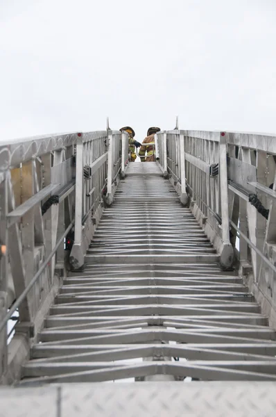 Грузовик с лестницами — стоковое фото