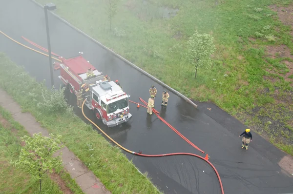 Feuerwehrfahrzeuge in Rauch — Stockfoto