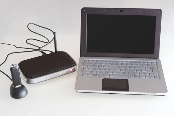 Netbook con módem router 3G — Foto de Stock