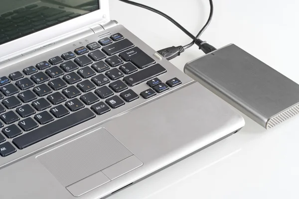 Laptop mit Festplatte — Stockfoto