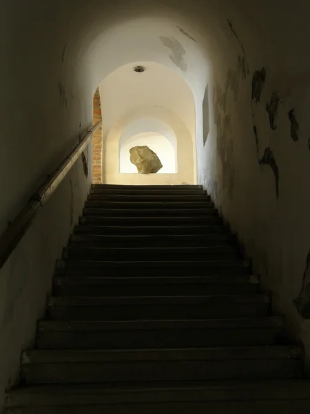 Stein beendet einen dunklen uralten Korridor — Stockfoto