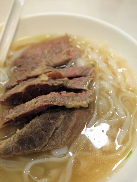 Cantonese style beef rice noodles — Stock Photo, Image