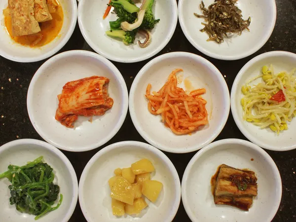 Vorspeisen in einer koreanischen Küche — Stockfoto