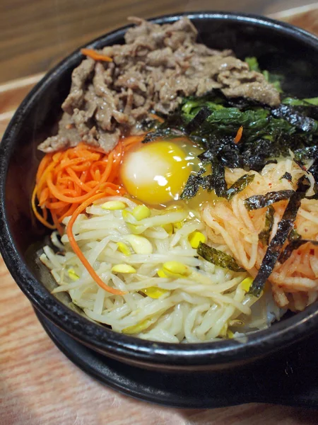 Riz en pot en pierre chaude de style coréen — Photo