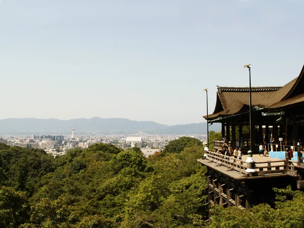 Templo Kiyomizu y horizonte de la ciudad — Foto de Stock