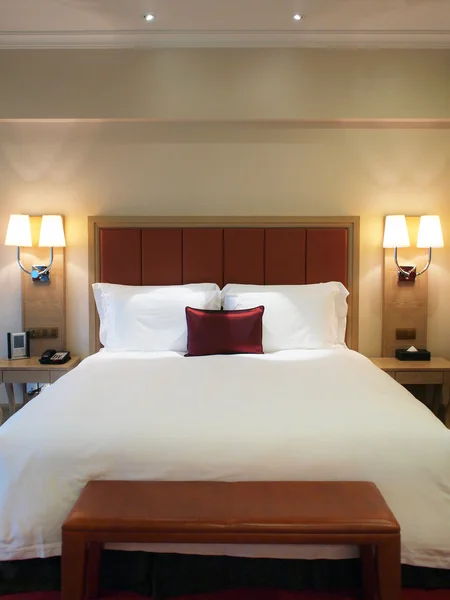 Двуспальная кровать — стоковое фото