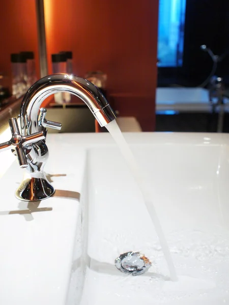 Acqua corrente del rubinetto — Foto Stock
