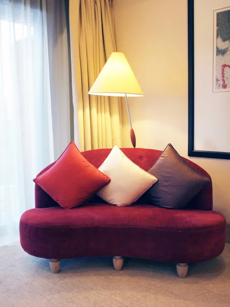 Vörös kanapé a nappaliban Stock Kép