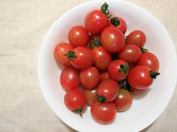 Cherry tomaten in een plaat Stockfoto