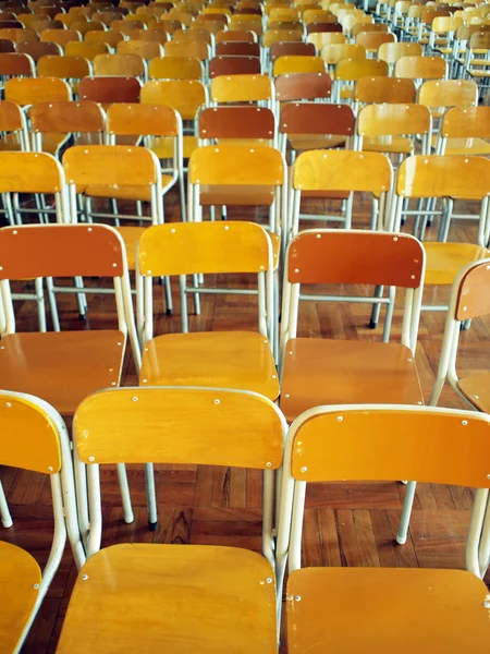 Καρέκλες στην αίθουσα της δευτεροβάθμιας εκπαίδευσης — Φωτογραφία Αρχείου