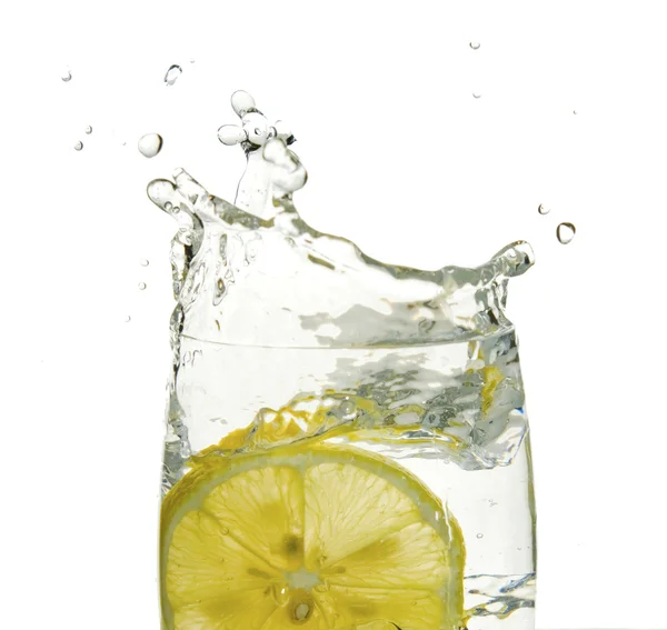 Lemon dropping into water — Stock Photo, Image