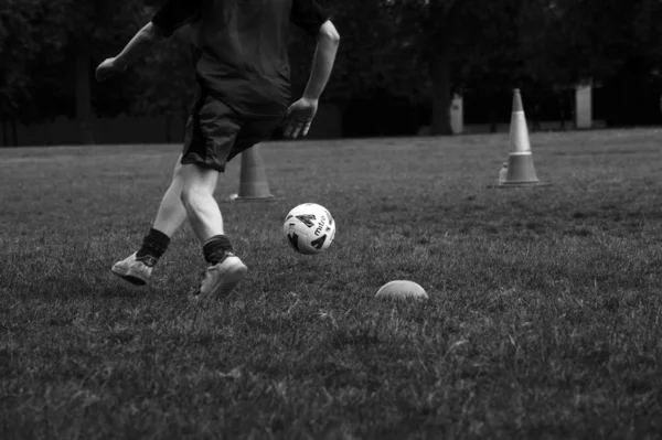 Piłka nożna w parku — Zdjęcie stockowe