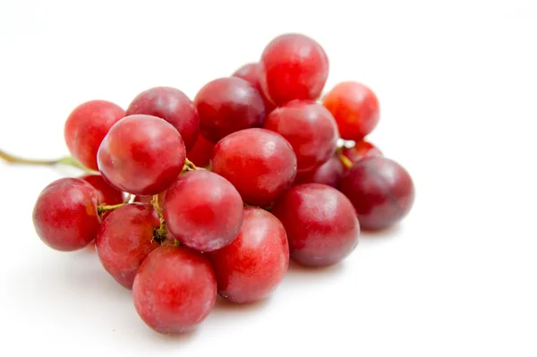 Rote Trauben auf weißen — Stockfoto