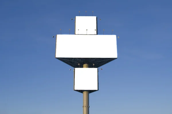 Büyük mavi gökyüzünde billboard — Stok fotoğraf