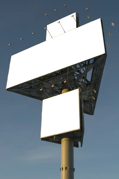 Billboard w duże, Błękitne niebo — Zdjęcie stockowe