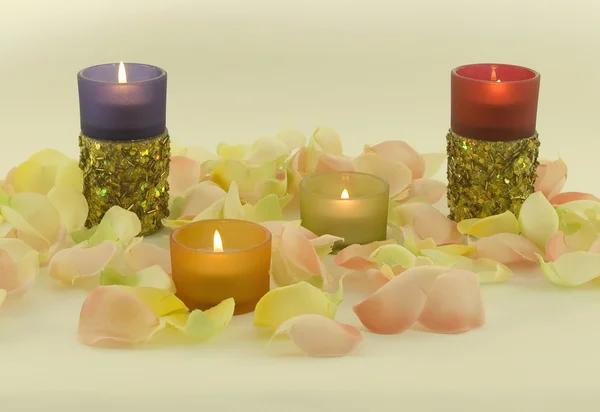 Color candles and aromatic rose leave — Stock Photo, Image